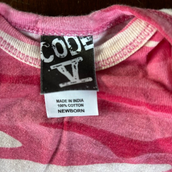 Code 5 pink camouflage onesie size newborn - Picture 4 of 4